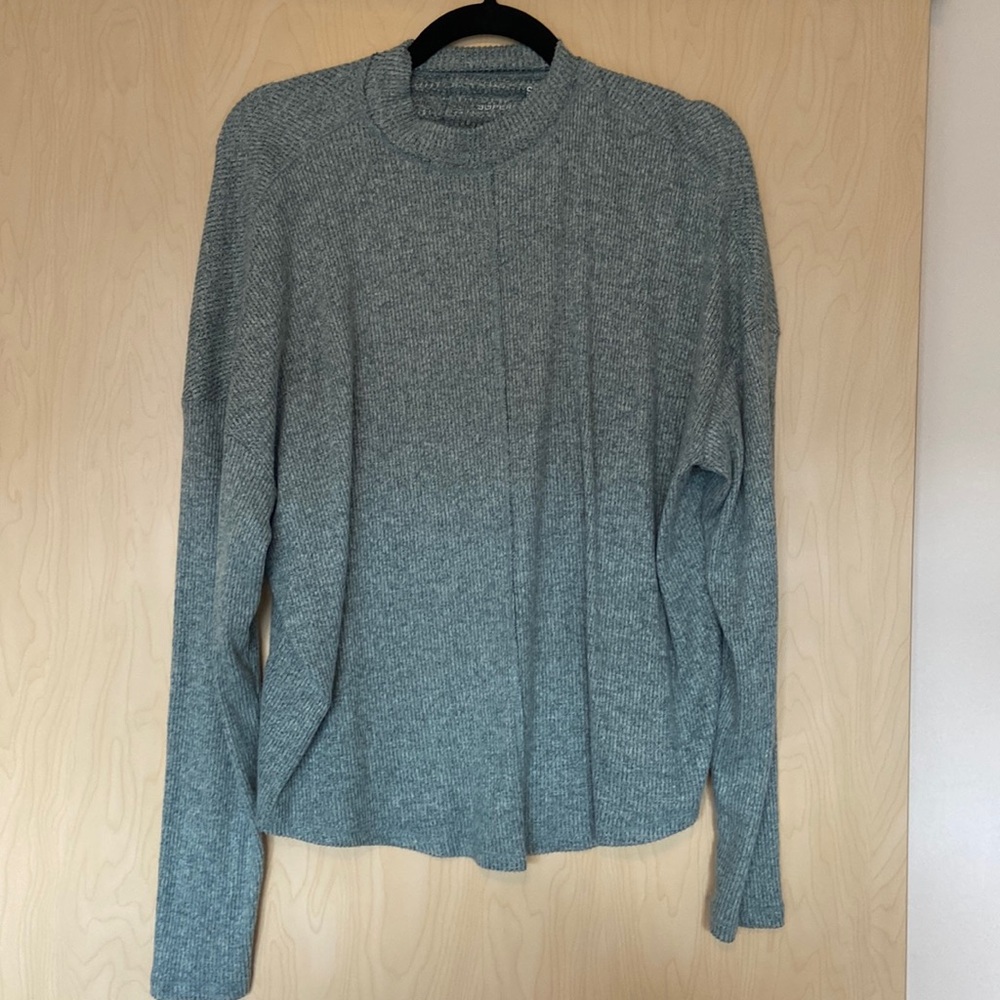 Green thin sweater.